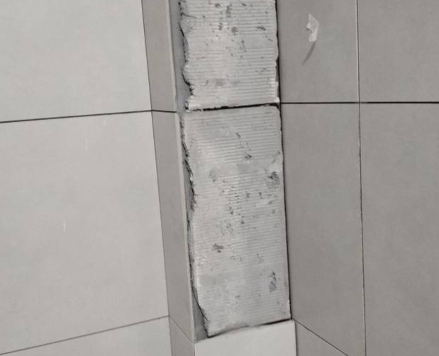永济瓷砖空鼓维修公司分享下瓷砖施工前基层浇水润湿程度不足，可能导致以下问题