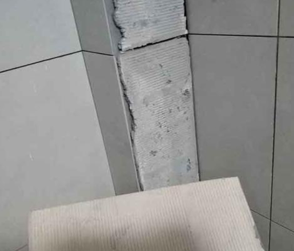 永济瓷砖空鼓维修公司分享下厨房瓷砖脱落的补救措施。